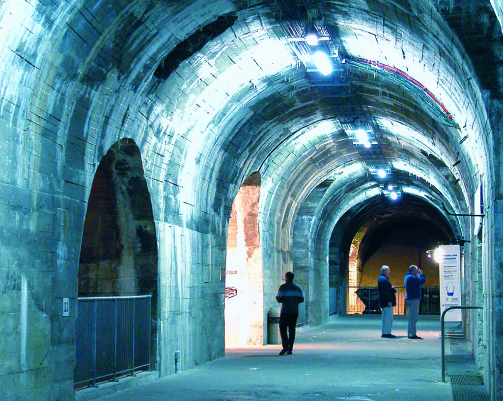 Un largo túnel a la entrada de La Coupole