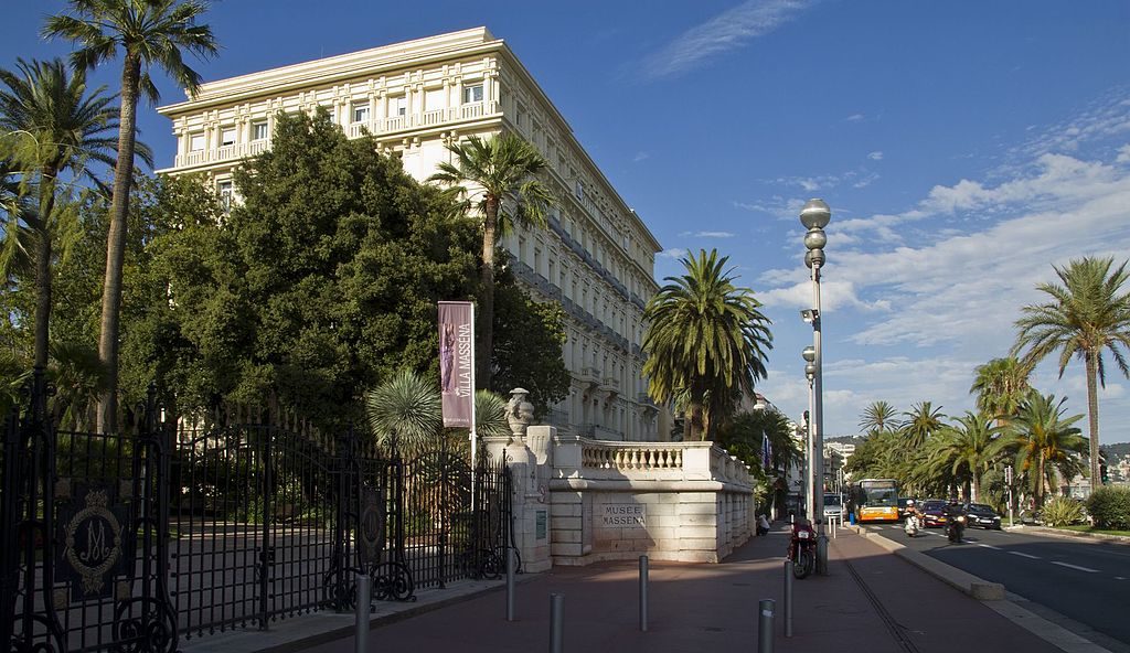 Promenade des Anglais en Niza con el museo Massena