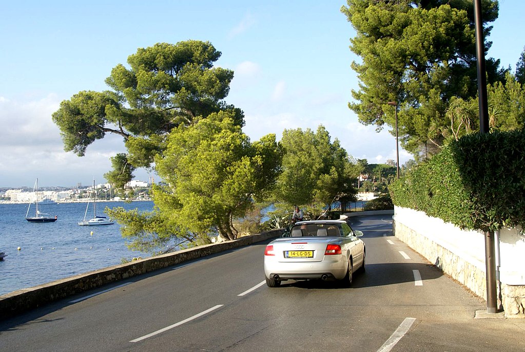 Descapotable coche circulando por la carretera hacia Juan les Pins