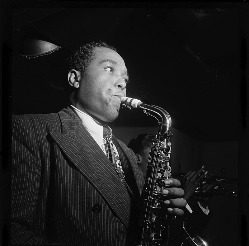 Fotografía en blanco y negro de 1947 de Charlie Parker tocando el saxofón.