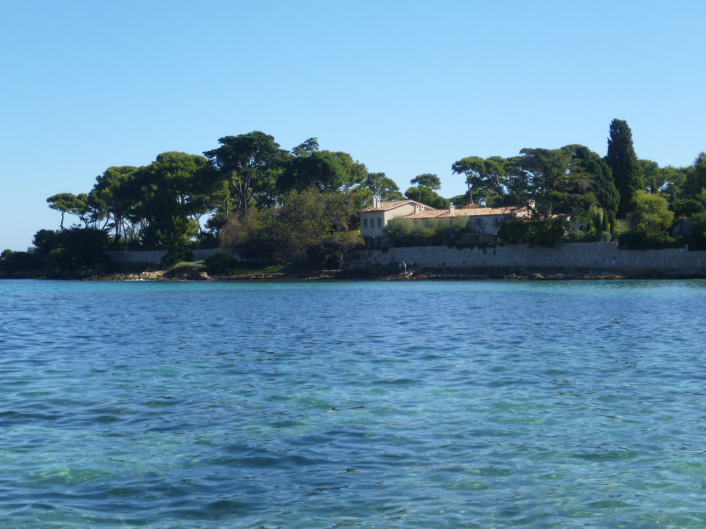 Una vista de la Villa de Alain Delon en el Cap d'Antibes desde el mar