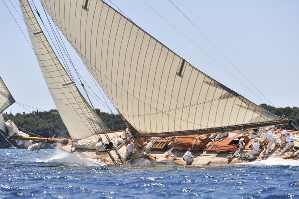 Una carrera de yates desde Antibes a mitad de camino mientras la abordas