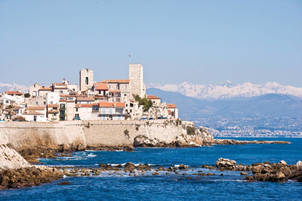 Murallas y castillo de Antibes visibles desde lejos con los Alpes nevados al fondo