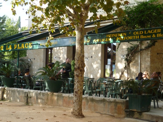 Cafetería a la sombra en st paul de vence con mesas en la terraza en otoño