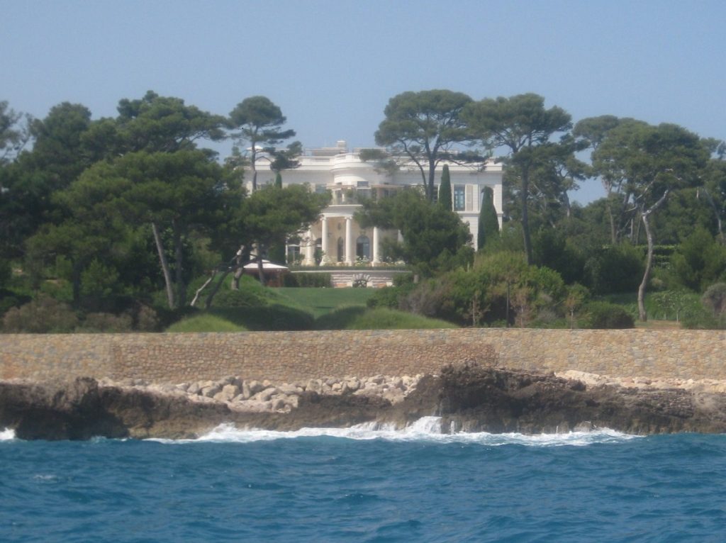 Chateau de la Croe, Antibes, una vez propiedad del duque de Windsor. Una gran villa situada cerca del mar. 