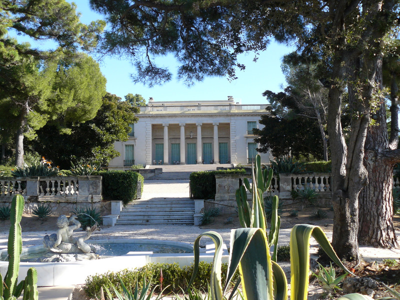 Villa Eilenroc con fachada clásica y jardines al frente