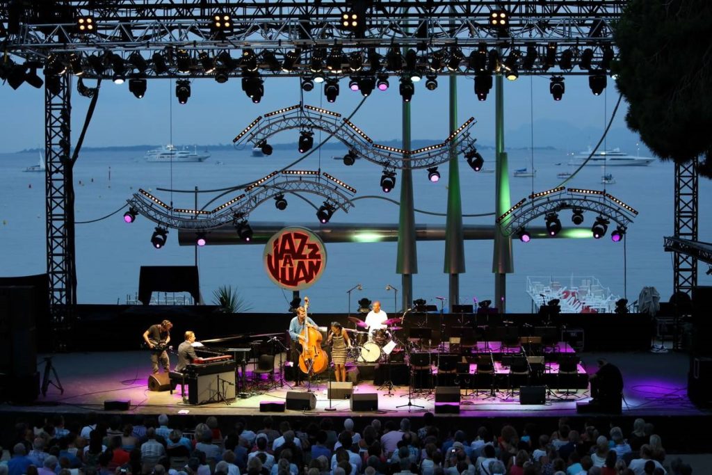 Festival de Jazz a Junio ​​viendo el escenario de noche desde las gradas con el mar de fondo