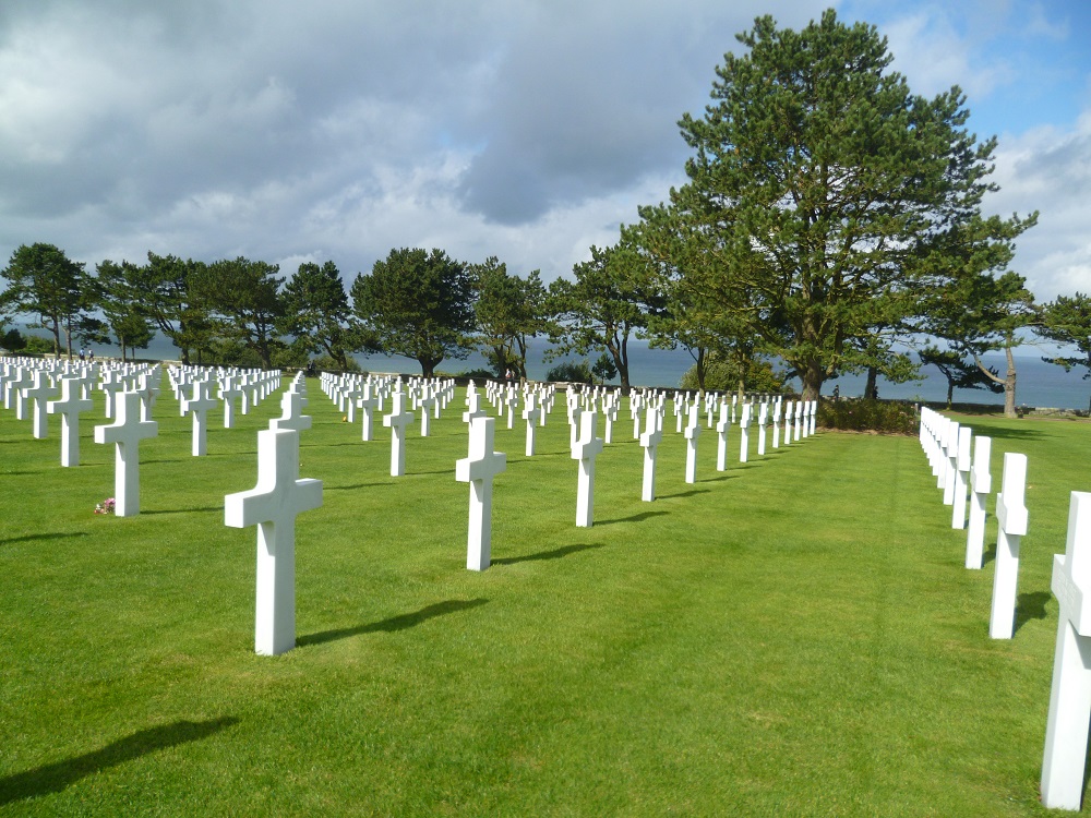 Lápidas blancas sobre el mar azul en el Cementerio Americano de Normandía, Colville-sur-Mer