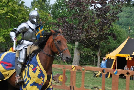 Un caballero gitano a caballo en el festival medieval de Crevecoueu en Normandía