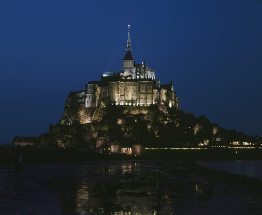 Mont-Saint-Michel desde lejos en la noche