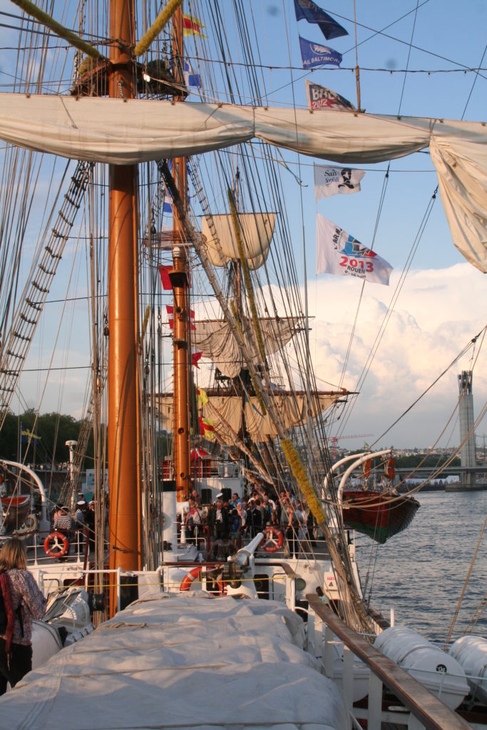 Viejo velero en el festival Armada en Rouen