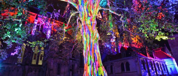 Espectáculo de luces de colores en la Catedral de Bayeux por la noche