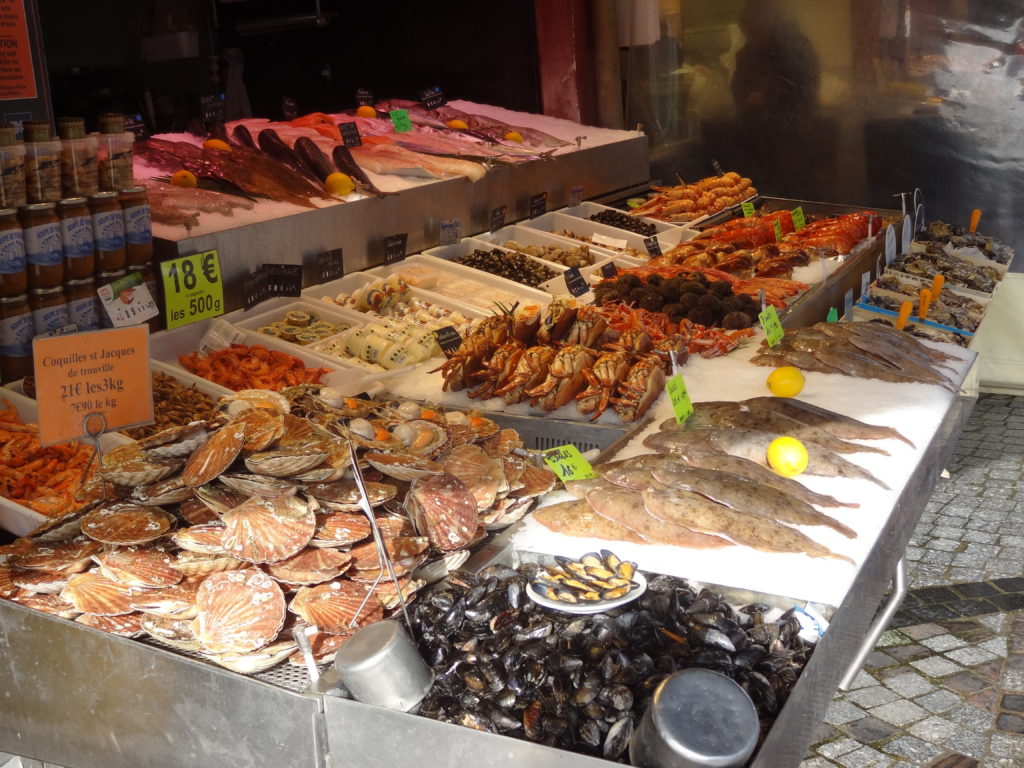 Mercado de pescado en Trouville Normandía con mariscos y pescados