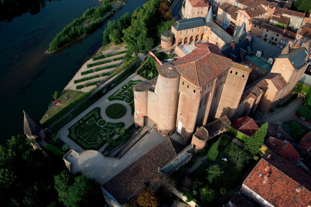 Una vista aérea de los ladrillos rojos de Le Palais de la Berbie Albi