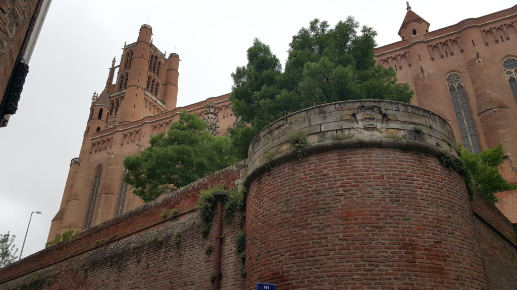 Mirando hacia la pared y la torre de la catedral detrás de Albi