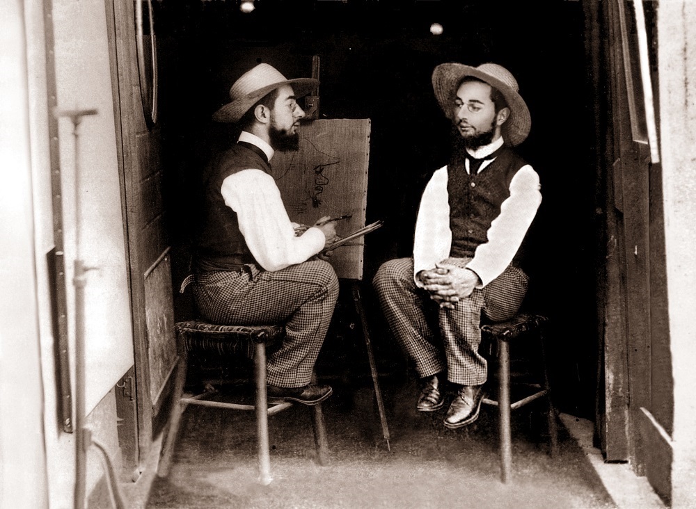 Fotografía en blanco y negro de Guilbert de Toulouse-Lautrec pintándose a sí mismo titulada Mr Toulouse pinta a Mr Lautrec 