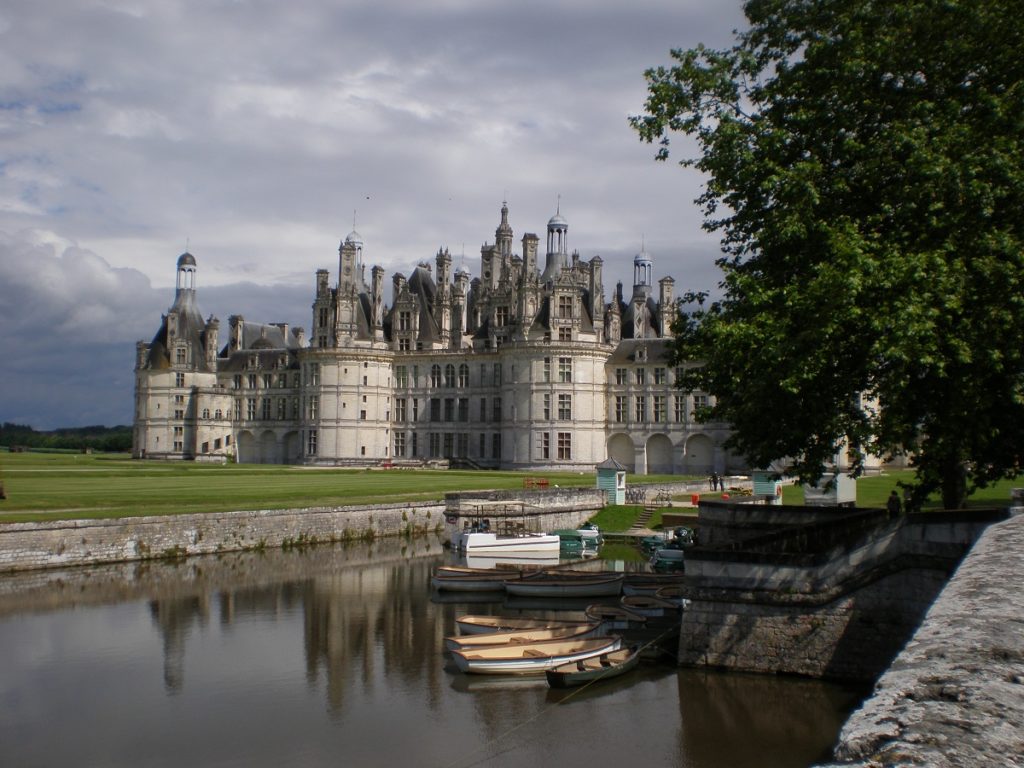 El enorme castillo blanco de Chambord frente al río