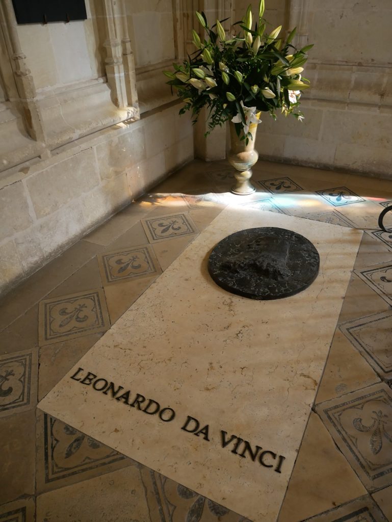 La tumba de Leonardo da Vinci en el castillo de Amboise. Una simple losa con su nombre.