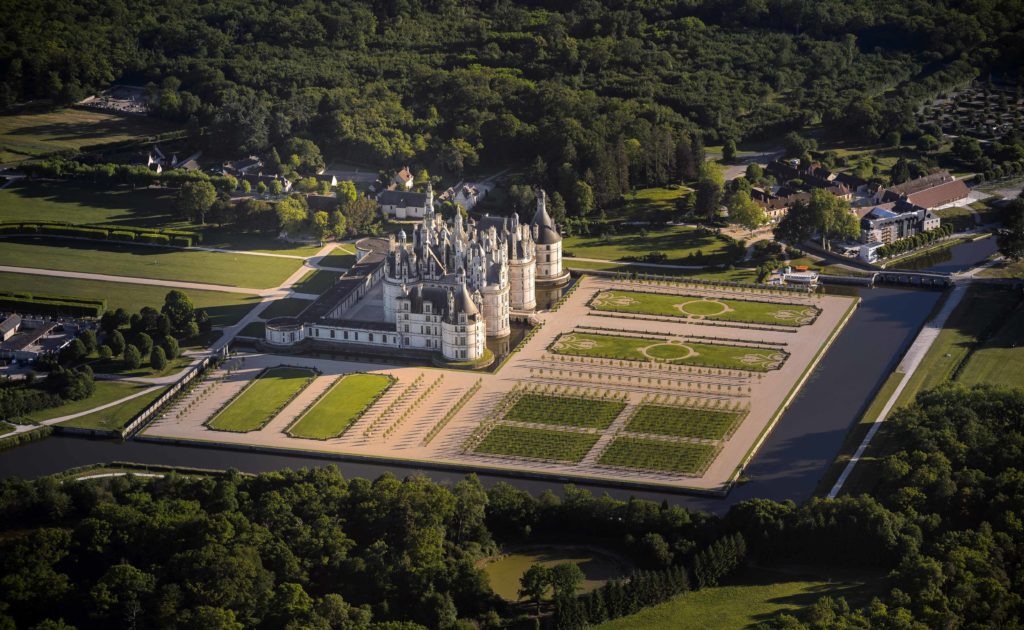 Chambord Chateau desde el aire con sus jardines