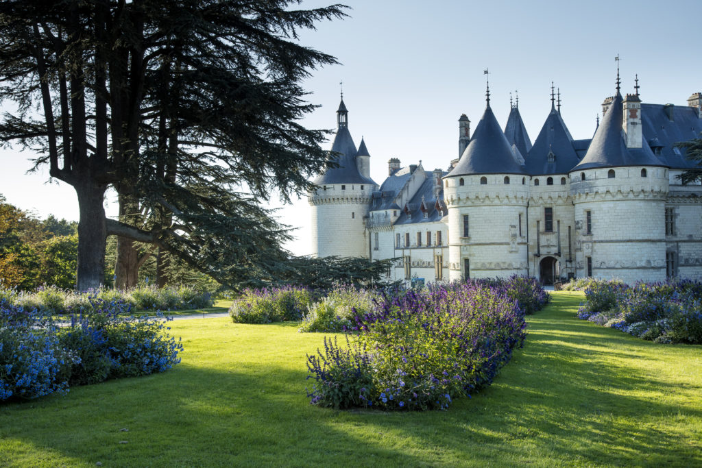 Chaumont-sur-Loire con un castillo blanco al fondo y jardines en primer plano