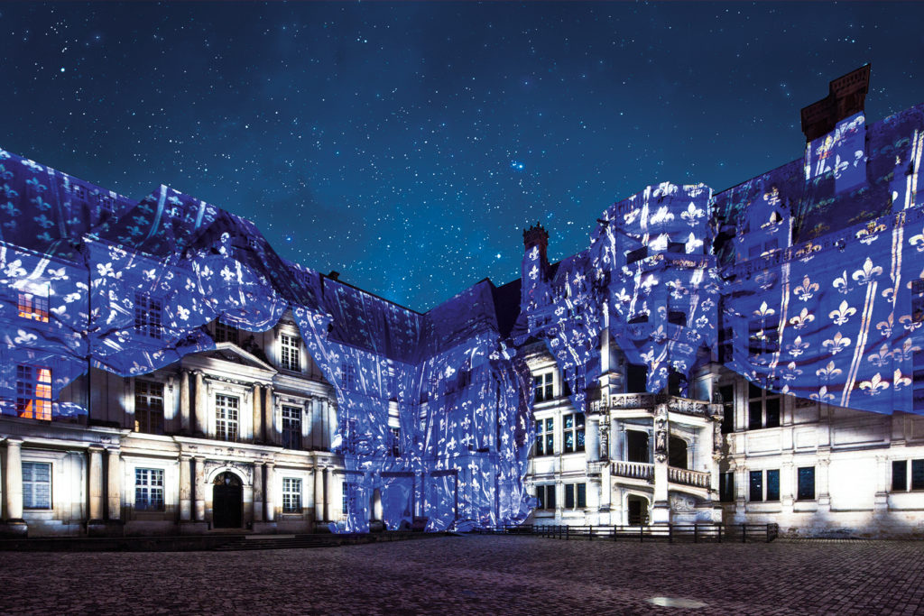 Sonido y luz Château de Blois parpadeando en las paredes 