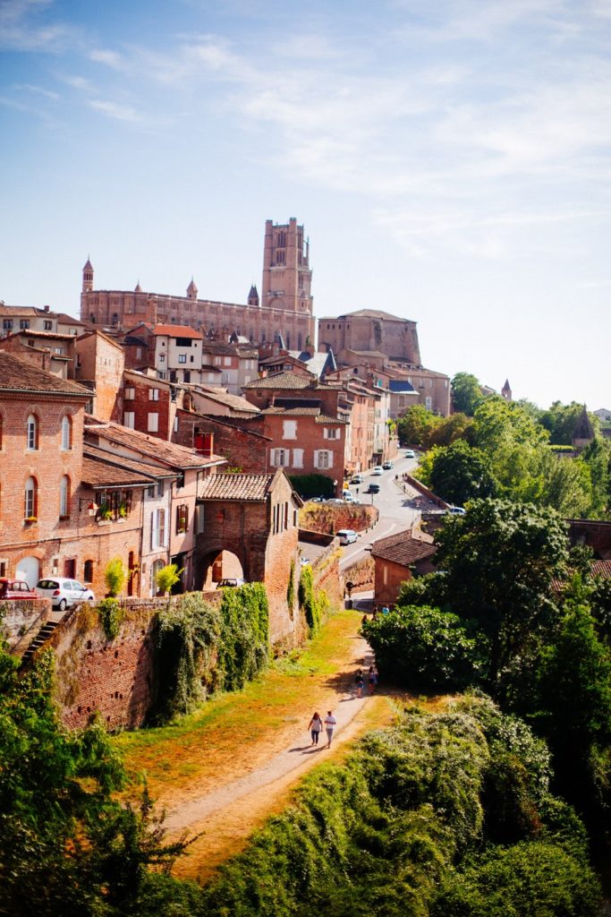 Albi desde el río con edificios rojos y catedral al fondo