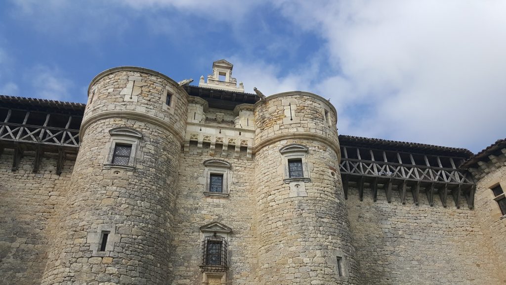 La fachada del Chateau de Maurian en Tarn con dos torres redondas y una puerta imponente