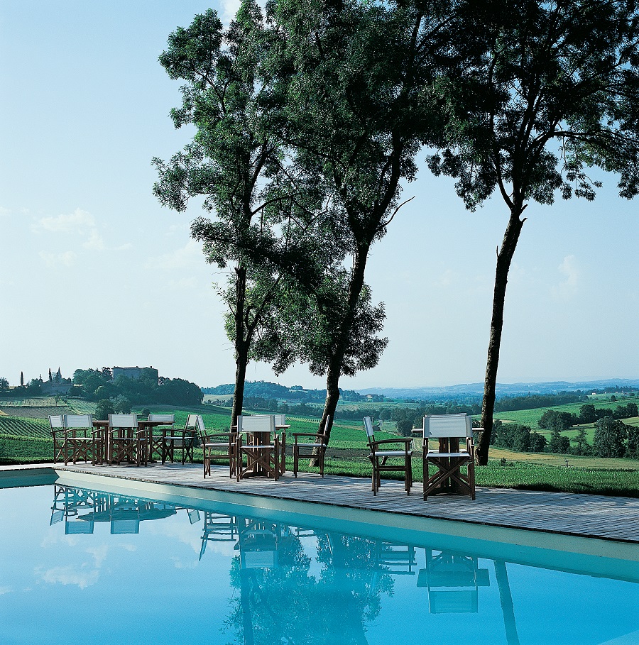 Imagen de una piscina azul al aire libre en el Chateau de Salettes en Tarn.