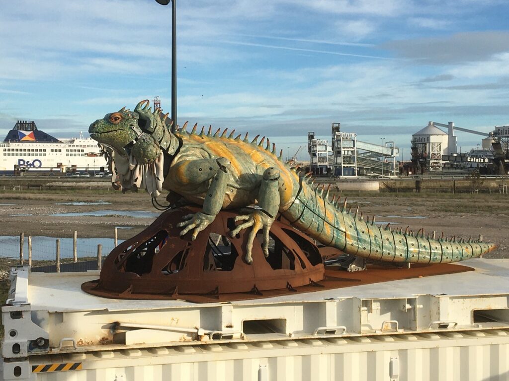 Un modelo de Calais Iguana encima del contenedor