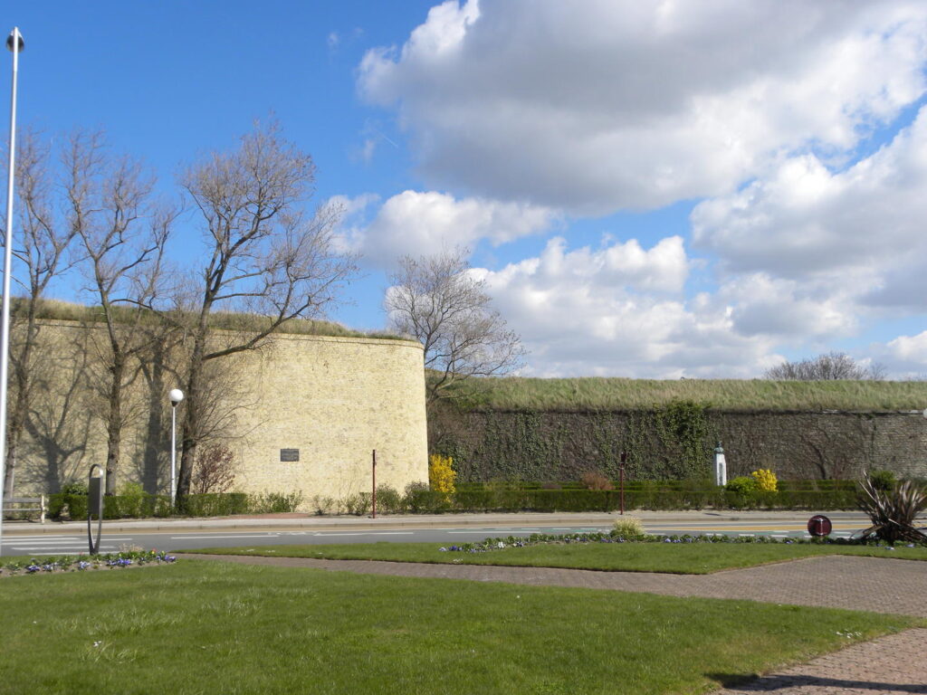 Una vista de Dún Risban que muestra la hierba verde frente a los sólidos muros de piedra del Dun