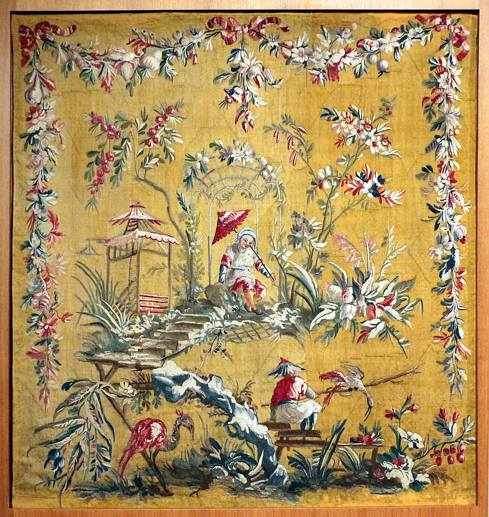 Tapiz de Aubusson que muestra un fondo amarillo/naranja brillante y una escena chinoiserie de personas chinas con bordes de guirnaldas de flores tejidas.