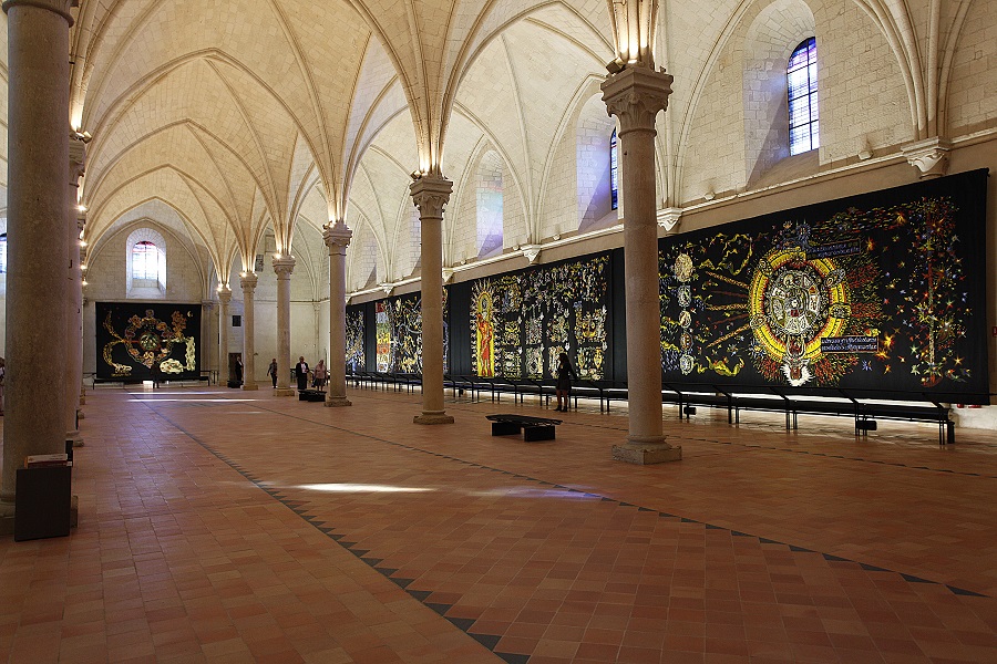 Museo Jean Lurcat en Angers que muestra una sala abovedada con pilares en el medio y un enorme tapiz que corre por un lado