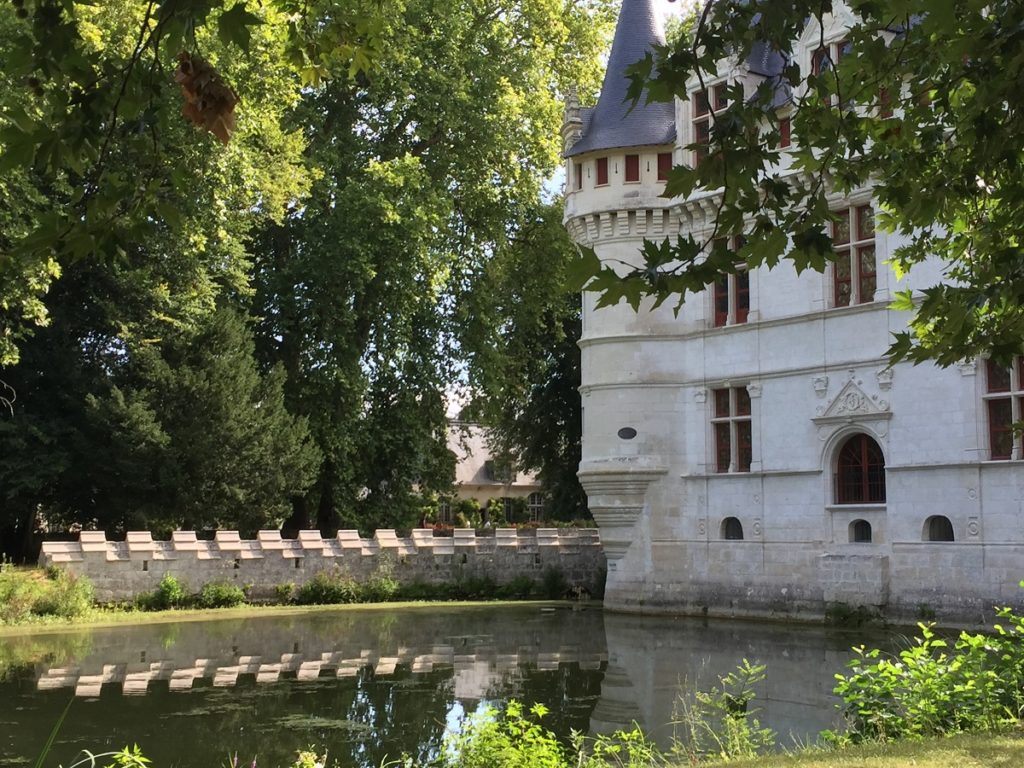 Las torres de las esquinas de Azay le Rideau Loire Chateau se muestran en el foso