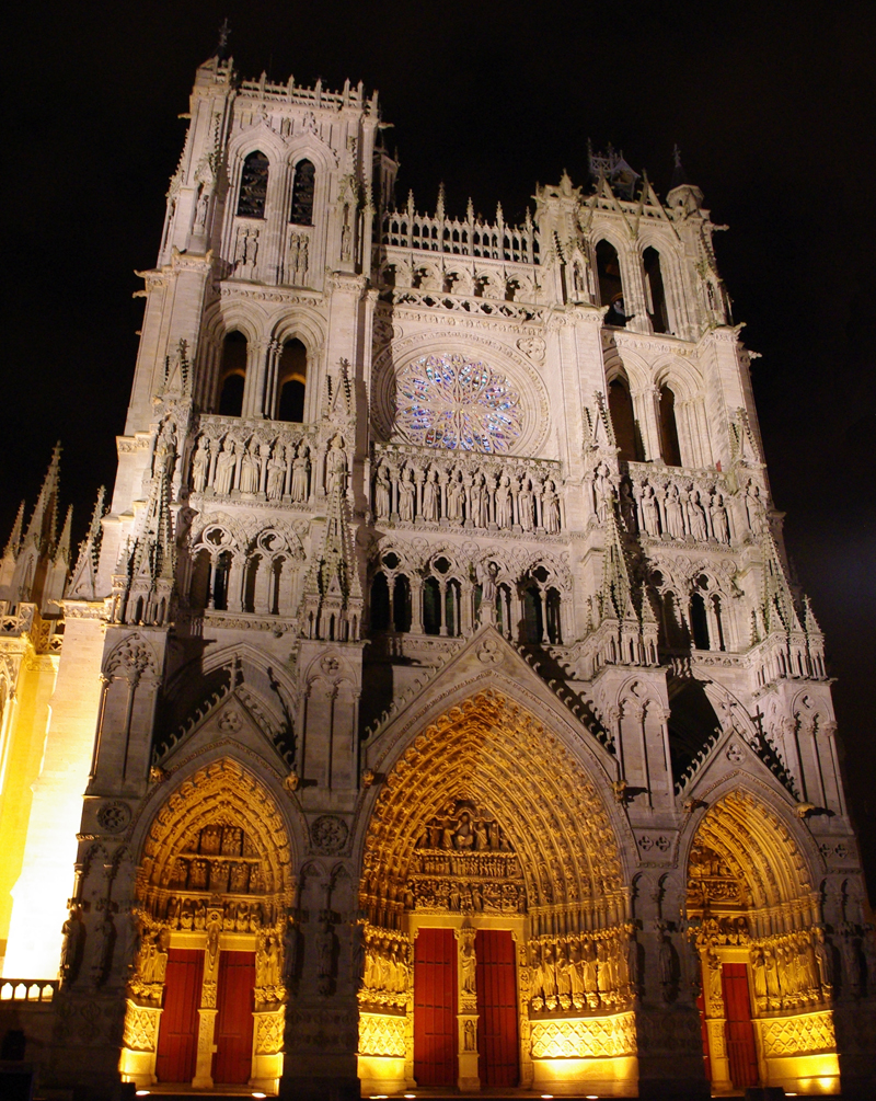 La catedral de Amiens estaba iluminada por la noche con luz en los pórticos inferiores, todos hacia adelante