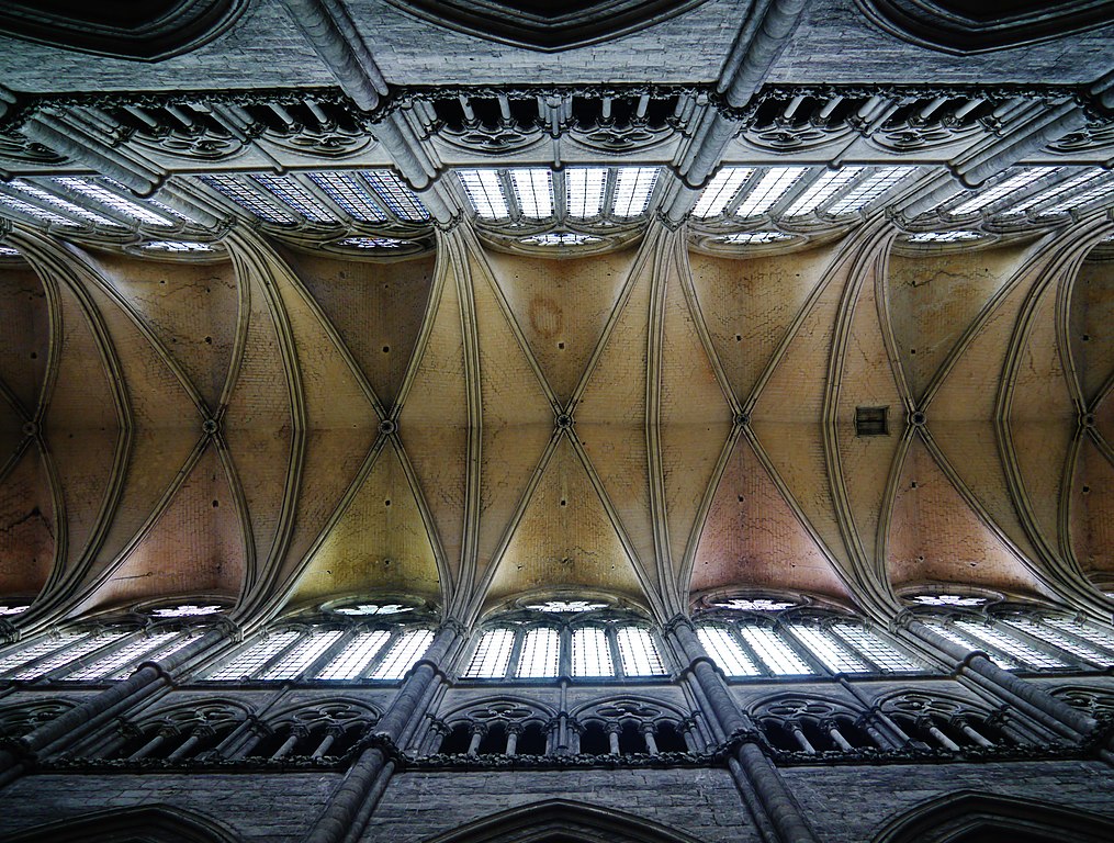 Mirando hacia arriba a la parte superior de la nave central de la Catedral de Amiens mostrando inmensa altura, gradas y ventanas y bóvedas