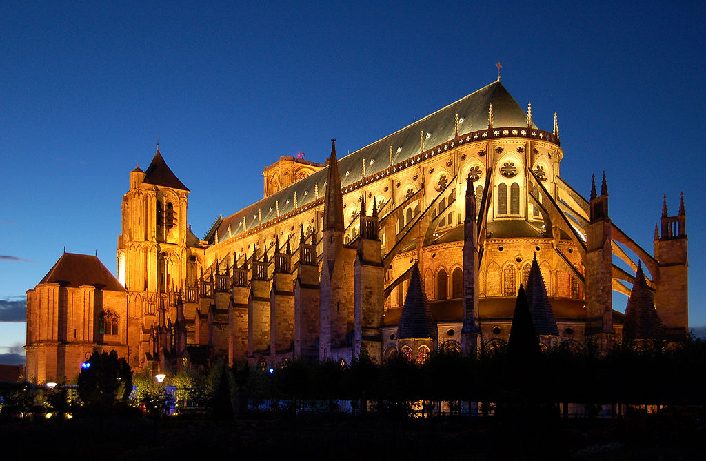 Nivel del suelo mirando hacia la catedral de Bourges iluminada por la noche. Vista desde atrás hacia las torres delanteras