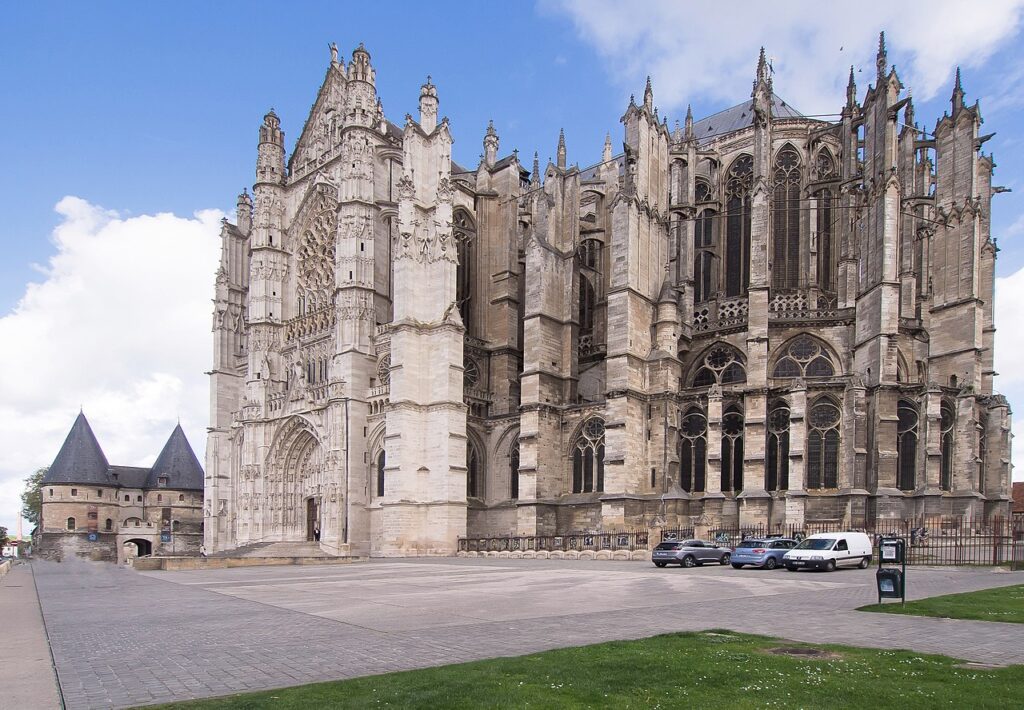 Catedral de Beauvais desde el ángulo lateral que muestra una enorme catedral pero ningún cuerpo desde el exterior