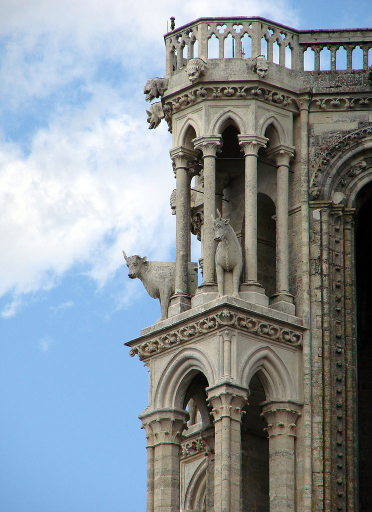 Una vista de una estatua de gárgola de una cabra en una parte alta del exterior de la Catedral de Laon