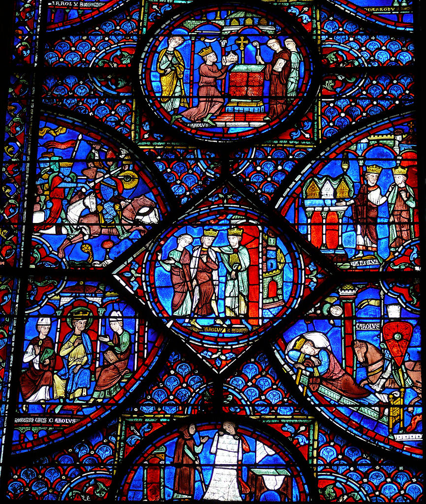 Ventana de Chartres sobre la vida de Carlomagno. Azules muy coloridos, especialmente azules profundos en platillos y ventanas redondas que muestran diferentes escenas de la vida del Emperador.