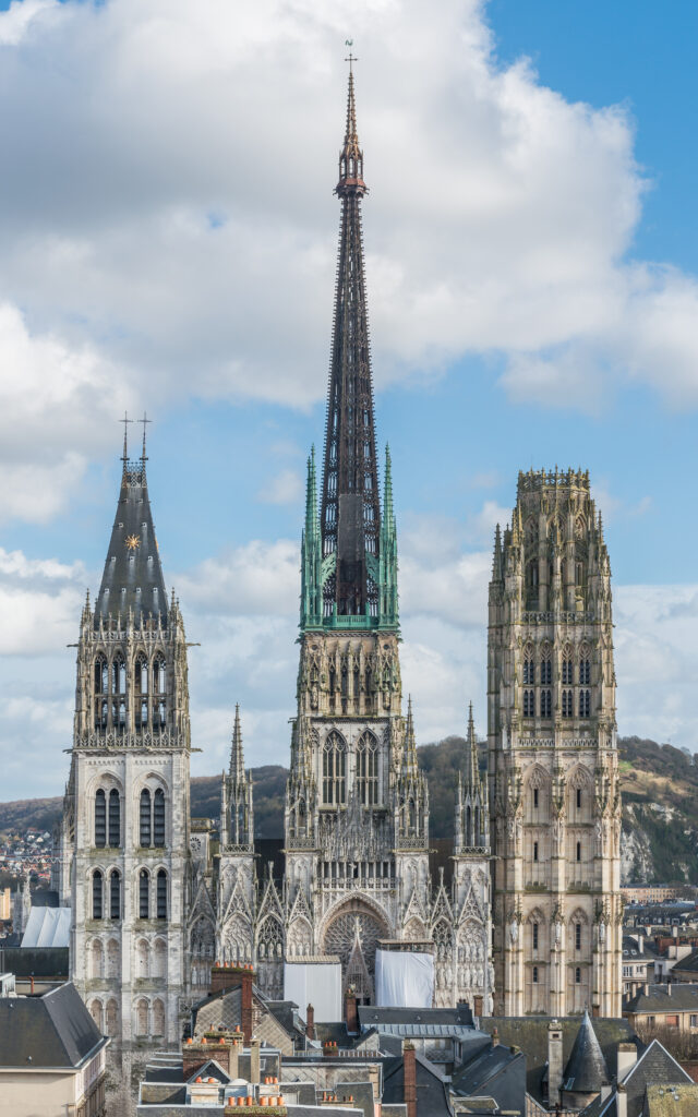 La fachada de la Catedral de Rouen vista desde un alto que muestra las tres torres principales