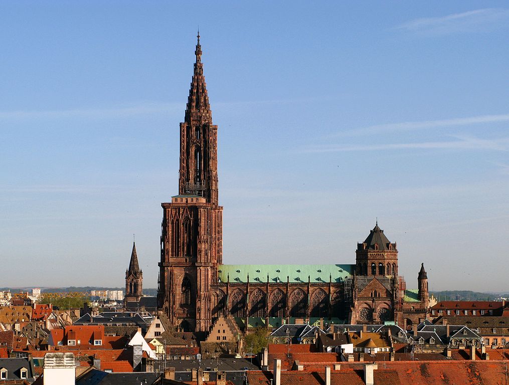 La Catedral de Estrasburgo, un poco más lejos, muestra los techos rojos de la ciudad y la aguja y la torre muy altas y la nave con el techo de cobre de la catedral muy por encima de la ciudad.