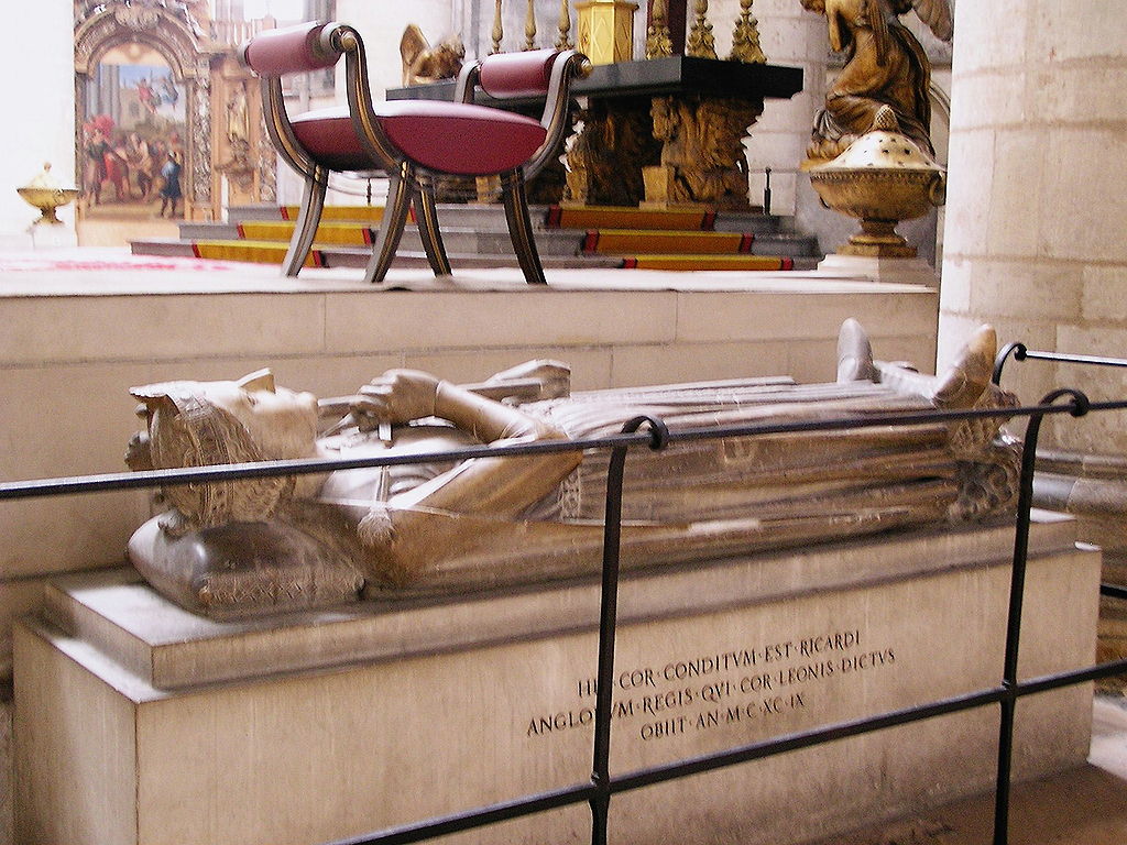 Tumba de Richard Lionheart, rey de Inglaterra en la catedral de Rouen. En el suelo debajo del altar hay una estatua de él con los brazos cruzados.