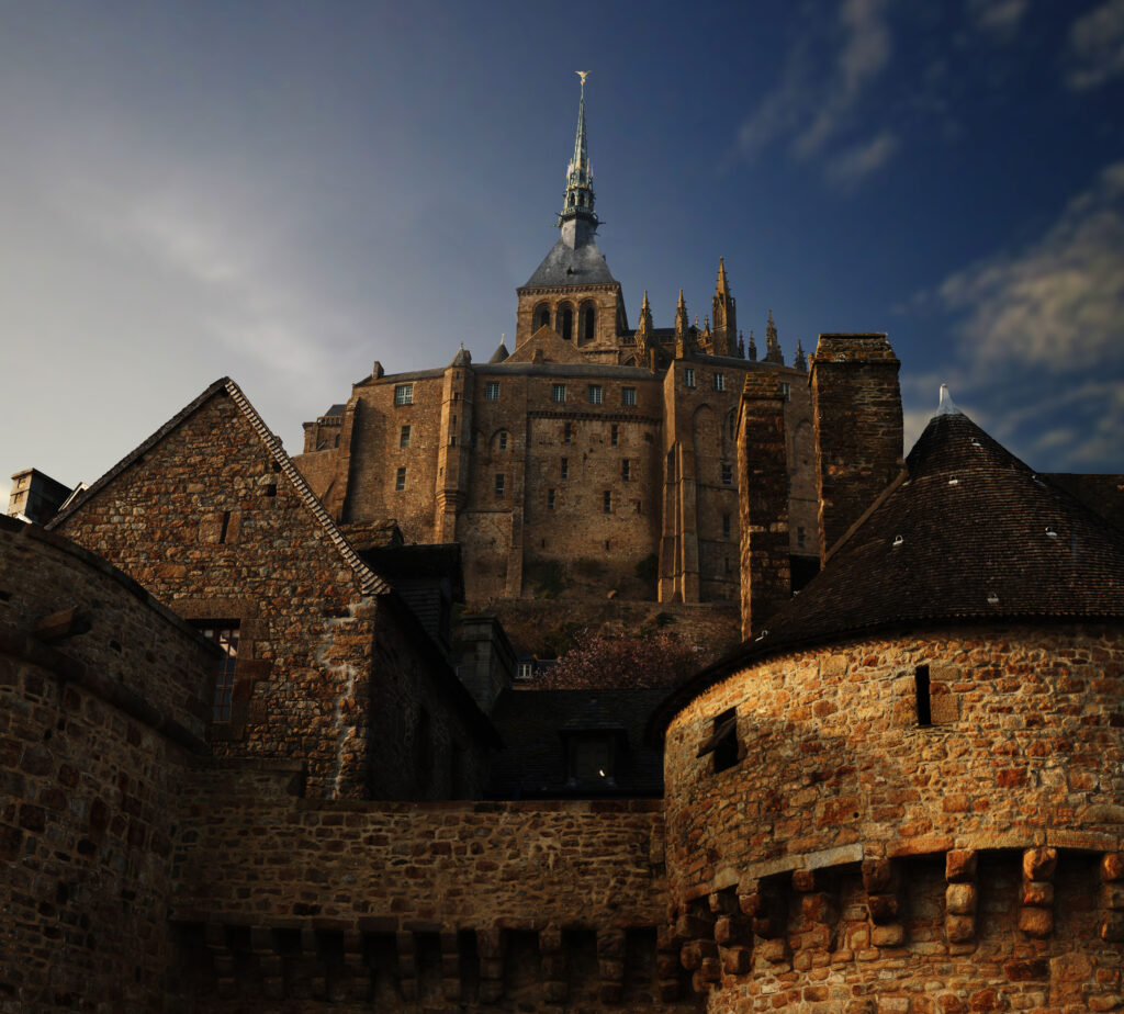 Vista del Mont St Michel mirando hacia arriba desde las rampas. Una toma dramática con muchas sombras.