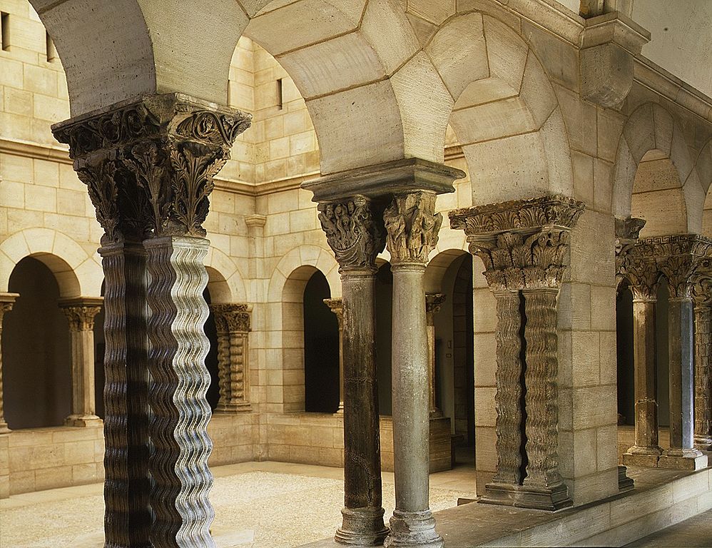 Convento de St Guilhem le Desert, reconstruido en el Met Museum de Nueva York. Mirando a través de una columna románica 3 con figuras talladas en un pequeño claustro interior