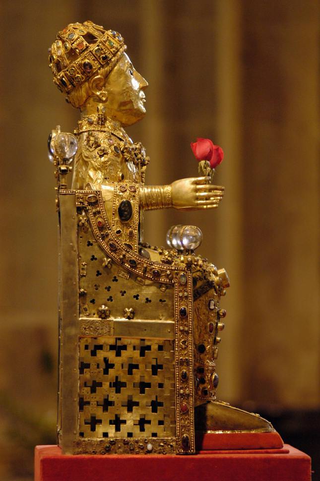 Tesoro de Sainte Foy en Conques con una estatua de oro de un santo sentado en un trono de oro