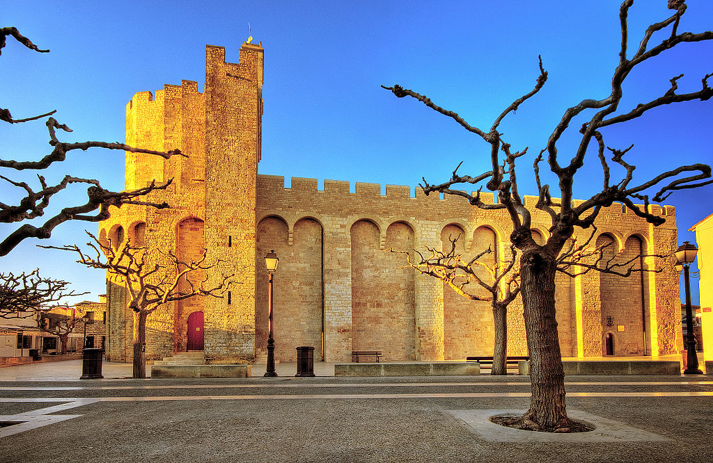 La iglesia fortificada de Saintes-Maries-de-la-Mer parece más una fortaleza. Un edificio de piedra sin ventanas