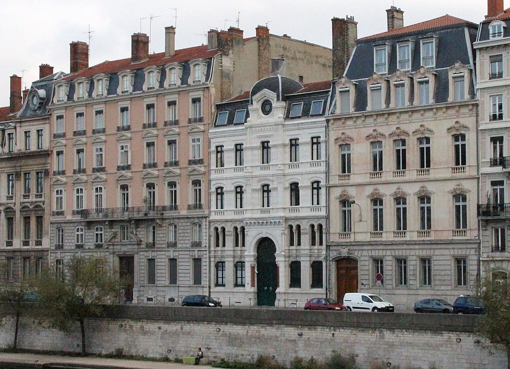 Una sinagoga en Lyon afuera en un muelle que muestra un edificio blanco en el muelle