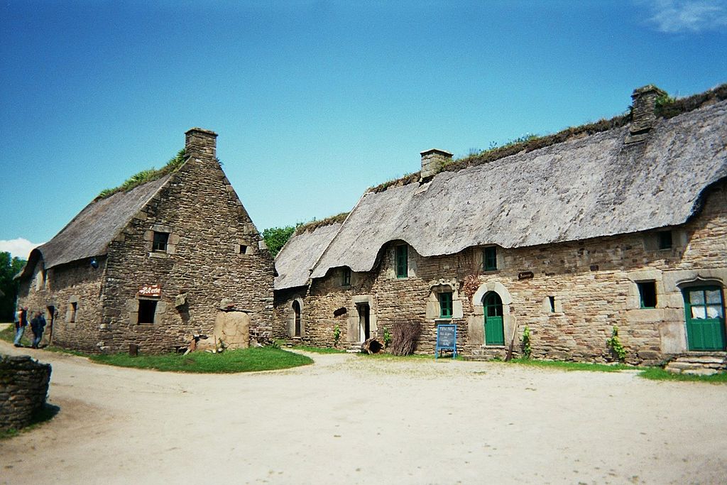 Longere, o casa larga en Morbihan, Bretaña, que muestra una casa baja de una sola planta con techo de pizarra y ventanas de alero y otra casa en el frente