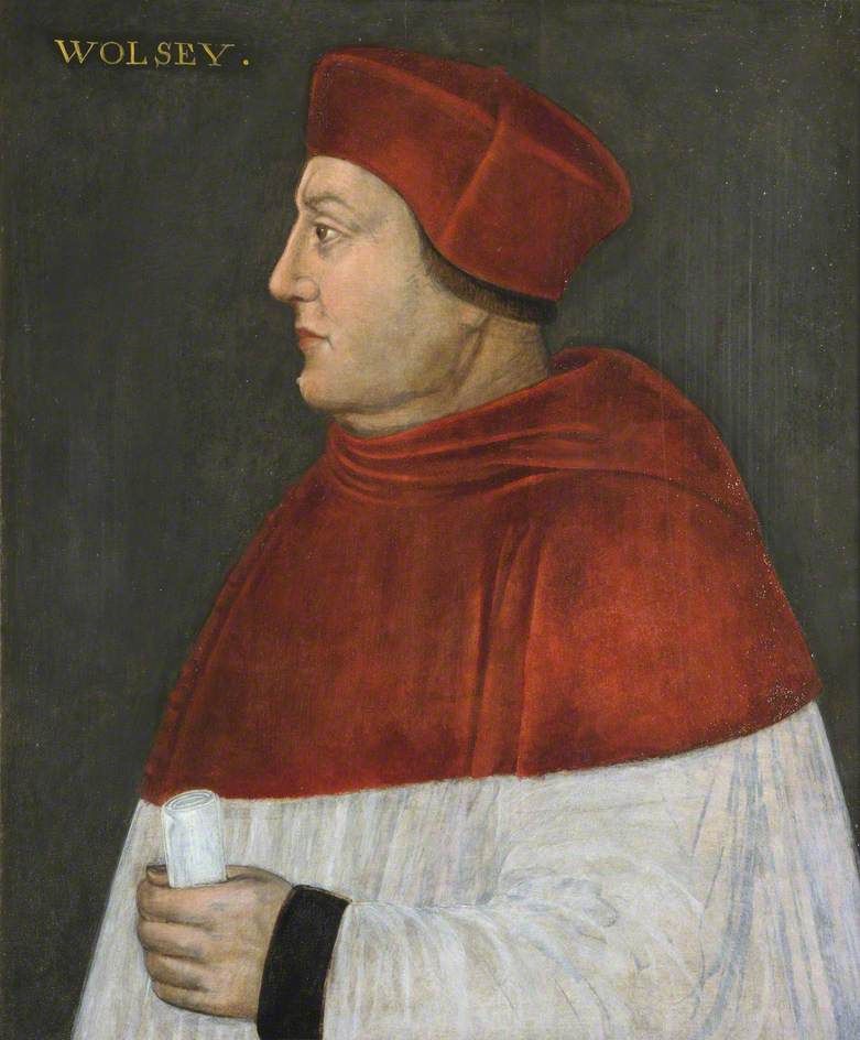 Retrato del Cardenal Wolsey a su izquierda. En una sobrepelliz roja y blanca y tiene un libro en su mano izquierda