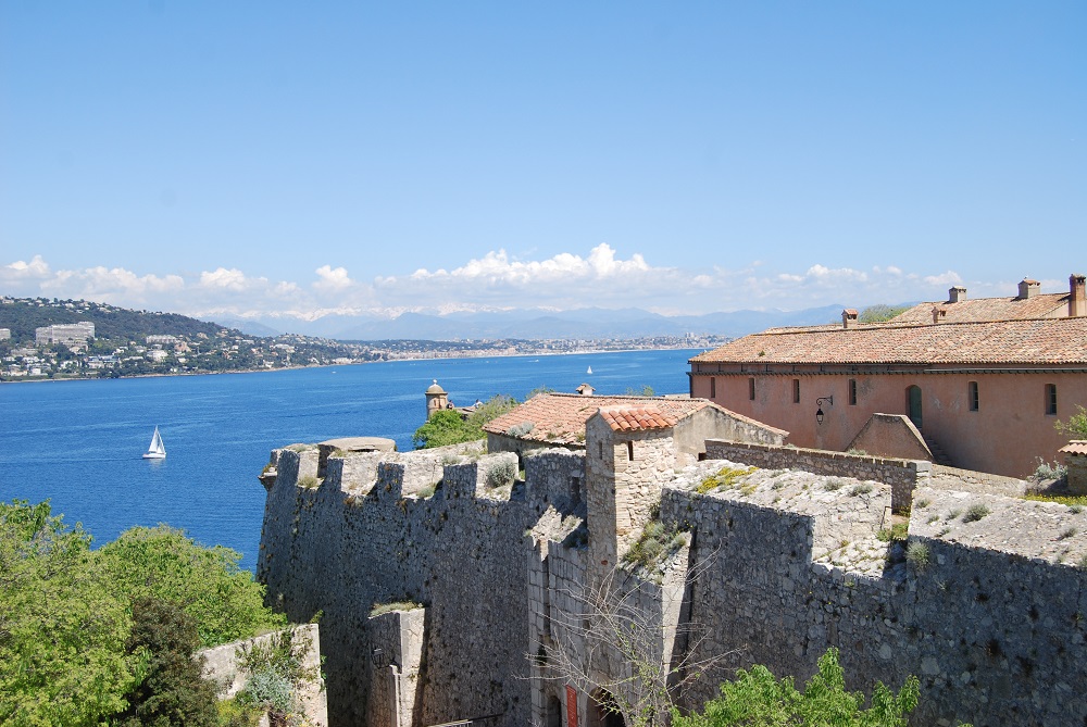 Vista de Fort Royal en Ste Marguerite con muros fortificados y edificios con techo de tejas rojas y mar detrás